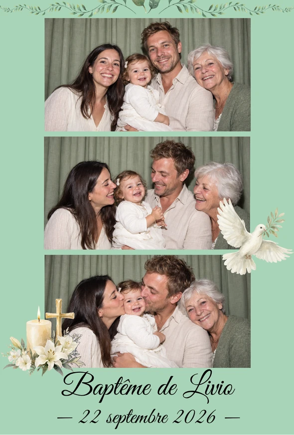 Tirage de baptême avec parents, enfant et grand-mère au photobooth, une colombe et un cadre vert tendre.